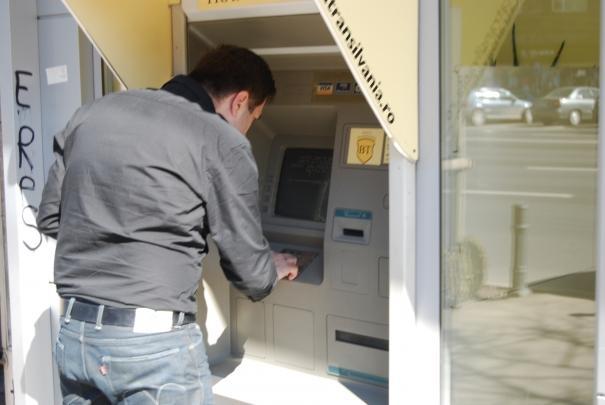Cei de la poliție atenționează: pentru a reduce riscul unei asemenea infracțiuni, în momentul în care formați codul pin trebuie să acoperiți tastatura cu mâna.