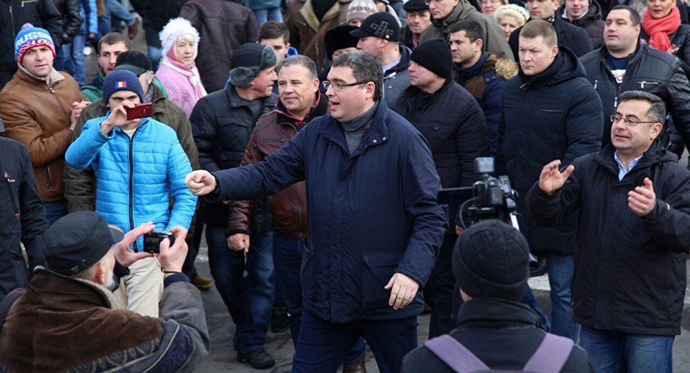 По данным полиции, в митингах принимает участие более 20 тысяч человек.