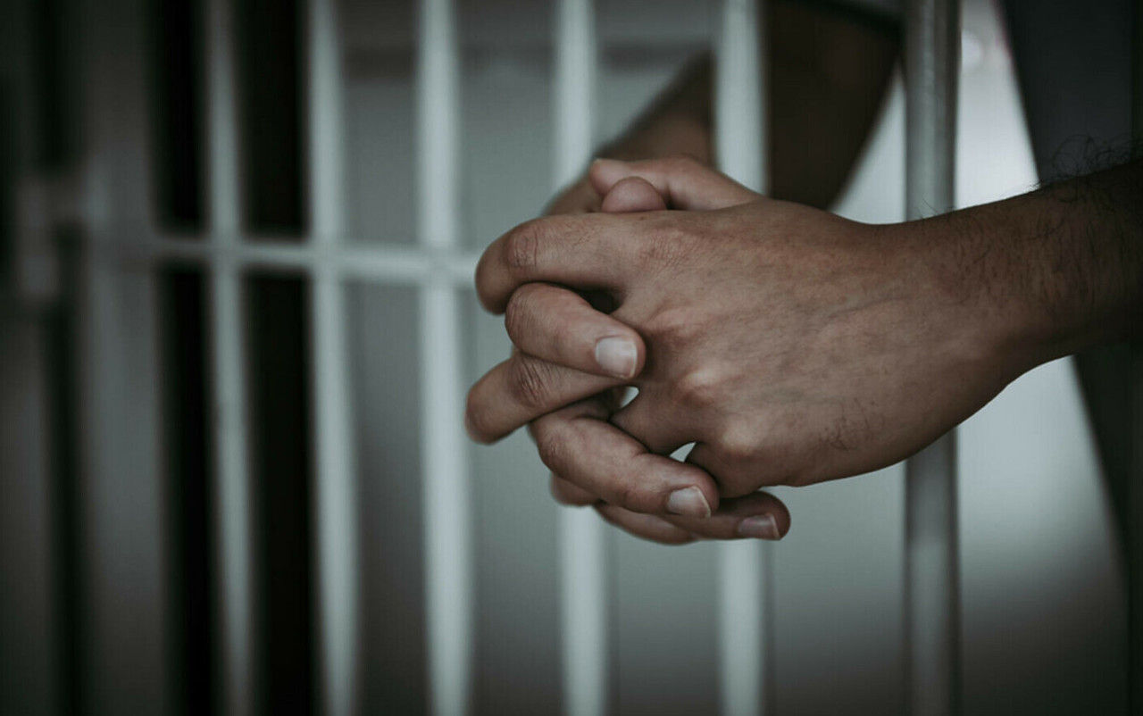 Заключенный приговорен к 22 годам лишения свободы за шантаж и мошенничество.