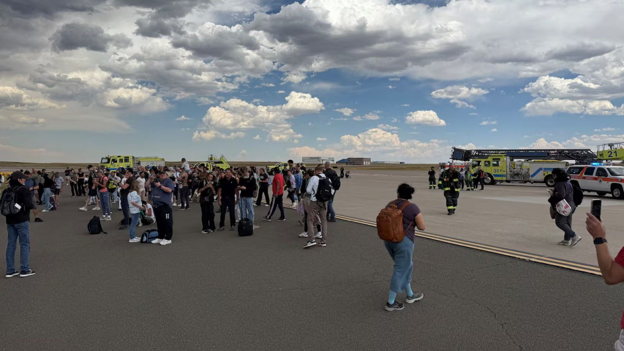 В США Boeing 737 MAX эвакуировали из-за задымившегося шасси.