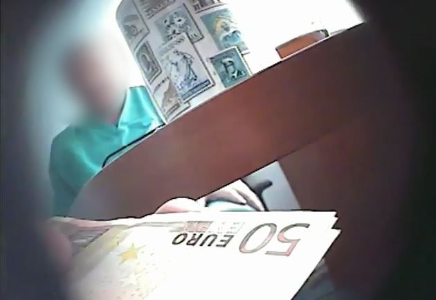 Врач обвиняется в получении взятки в сумме 1700 евро.