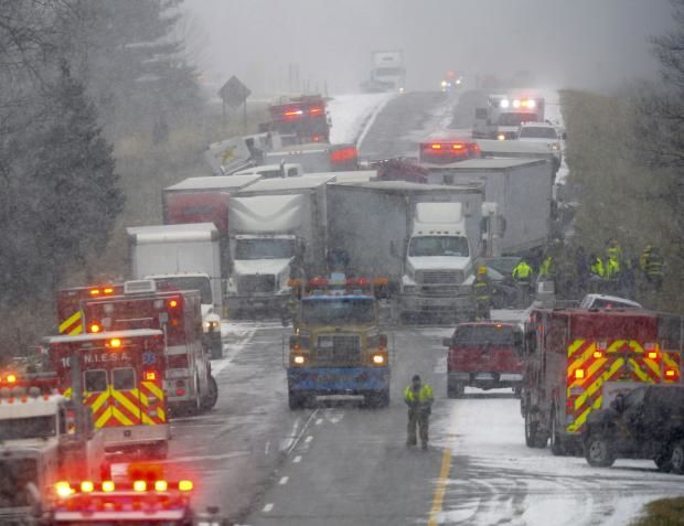 Din cauza accidentului, circulaţia este blocată zeci de kilometri pe autostrada I96, între localitatea Fowlerville şi intersecţia cu drumul M-52.