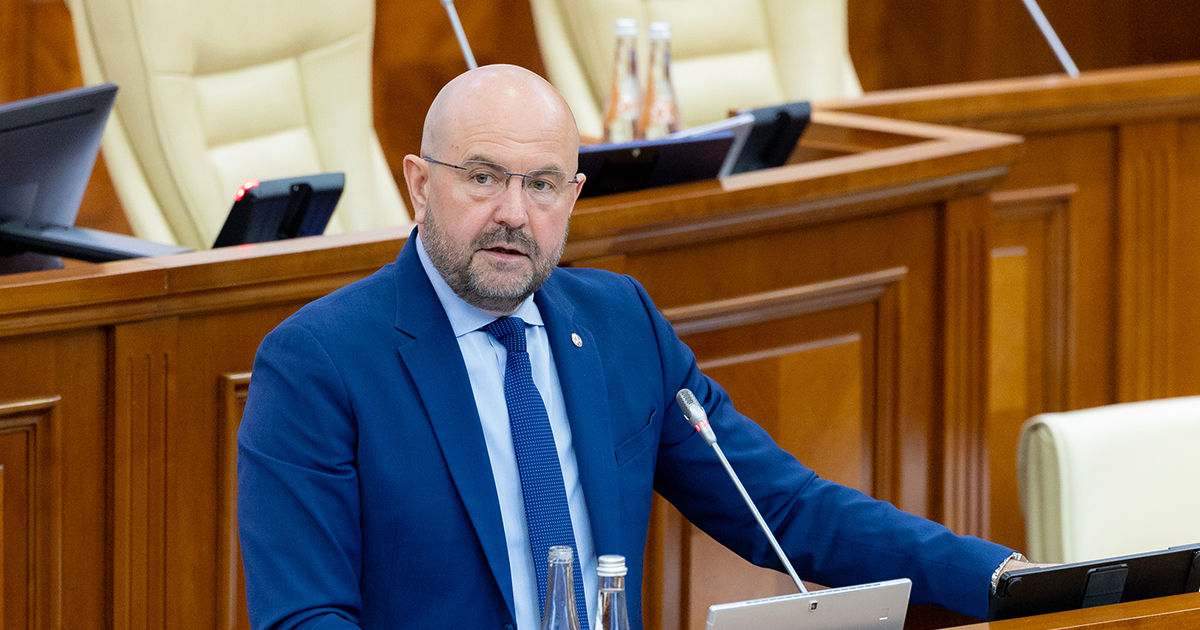 Простой вотум недоверия Боле отклонен: он выступил с докладом в парламенте.