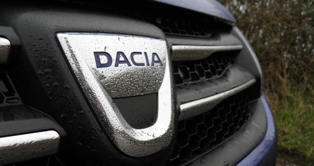 Dacia 1300 6×6, creată de un bătrân astfel încât să poată fi condusă pe drumurile publice și să i se poată ataşa un plug. Foto: wykop.pl