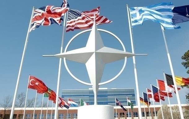 НАТО: Альянс не менял стратегию в отношении России.
