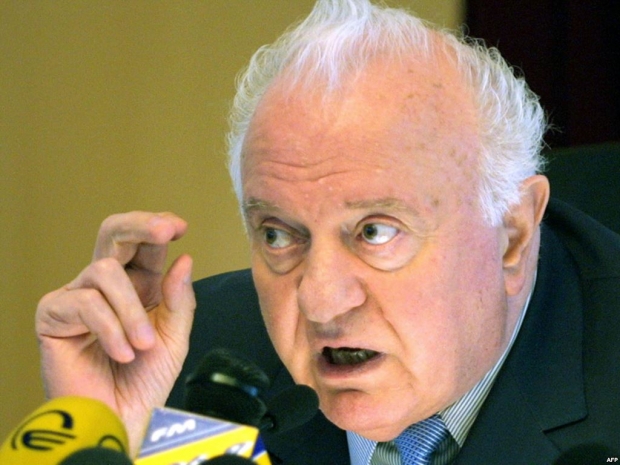 Ales preşedinte în 1995, el a demisionat în 2003, în timpul "revoluţiei trandafirilor", lăsând o ţară sărăcită şi aproape de haos.