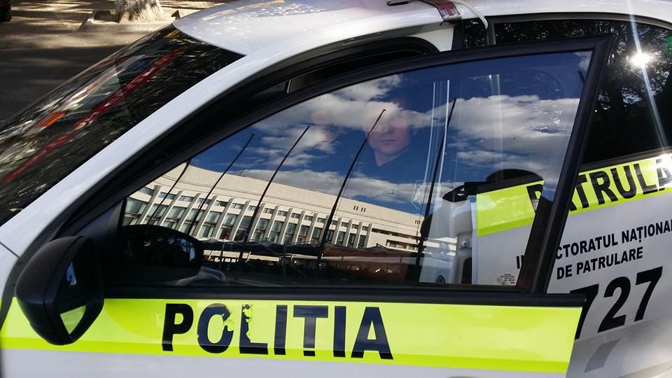 O ambulanţă aflată în misiune a fost nevoită să ocolească pe trotuar maşina poliţiei, abandonată în mijlocul drumului. Foto: autoexpert.md