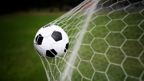 Bătaie cu pumni între un arbitru şi un jucător de fotbal. Foto: 4specialtysoccer.com