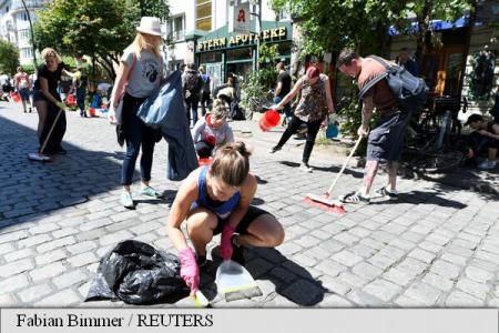 Mii de localnici curăță străzile din Hamburg după summitul G-20. Foto: Agerpres