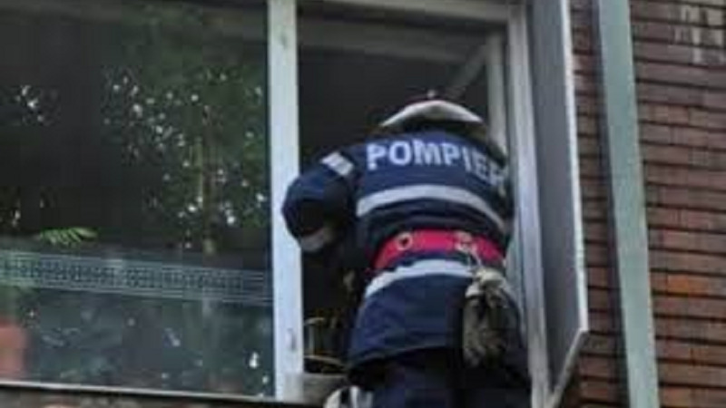 В столице спасатели помогли 2 малышам, запертым в квартире.