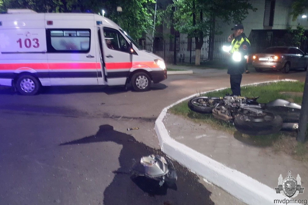 Мотоциклист госпитализирован в РКБ. 40-летняя женщина, управлявшая машиной, отпущена на амбулаторное лечение. 