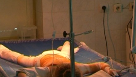 Potrivit medicilor, minora va mai rămâne în spital aproape o lună, timp în care va fi supusă mai multor intervenţii.
