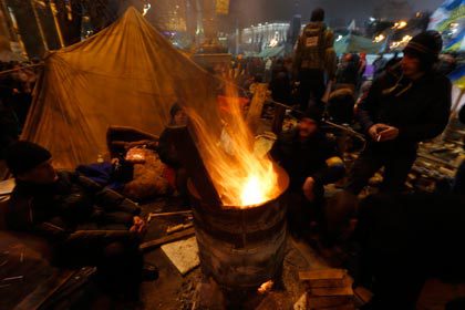 Митингующие на Майдане Незалежности. Фото: Александр Демьянчук / Reuters