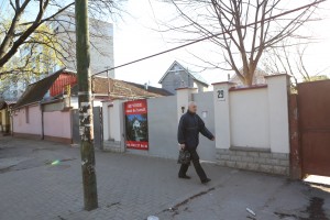 Ministrul mai are un apartament de 27 de metri pătrați în Chișinău și casa părinților din satul Pănășești, raionul Strășeni, pe care a primit-o drept moștenire.