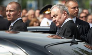 Николае Тимофти был выведен из здания и переместился в правительственную резиденцию неподалеку.