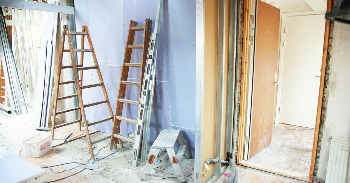 Experții avertizează asupra pericolului reparațiilor neautorizate în apartamente.