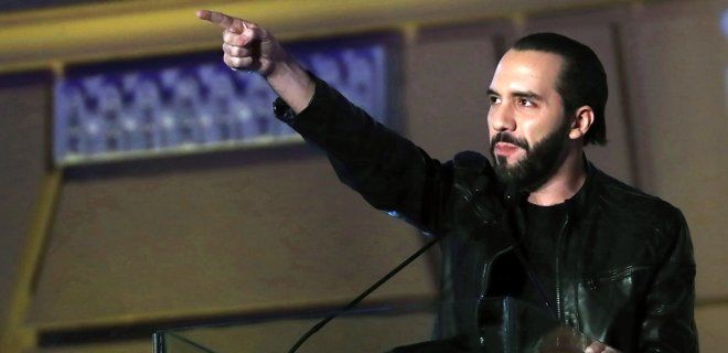 Статус в Twitter в аккаунте президента Сальвадора Наиба Букеле поменялся «диктатор».