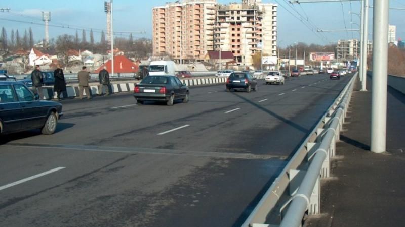В Кишиневе мужчина пытался сброситься с моста.