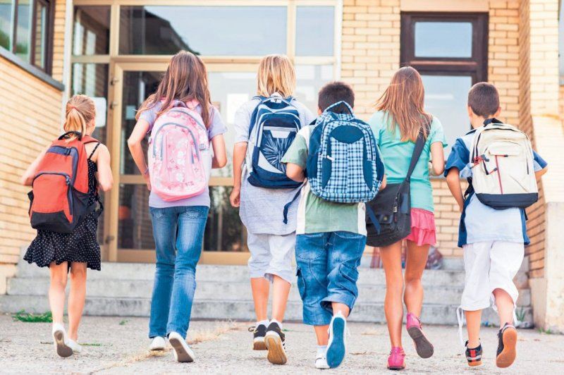 Elevii de clasa VI-a, puși să învete veșmintele preotești și rangurile din Biserică