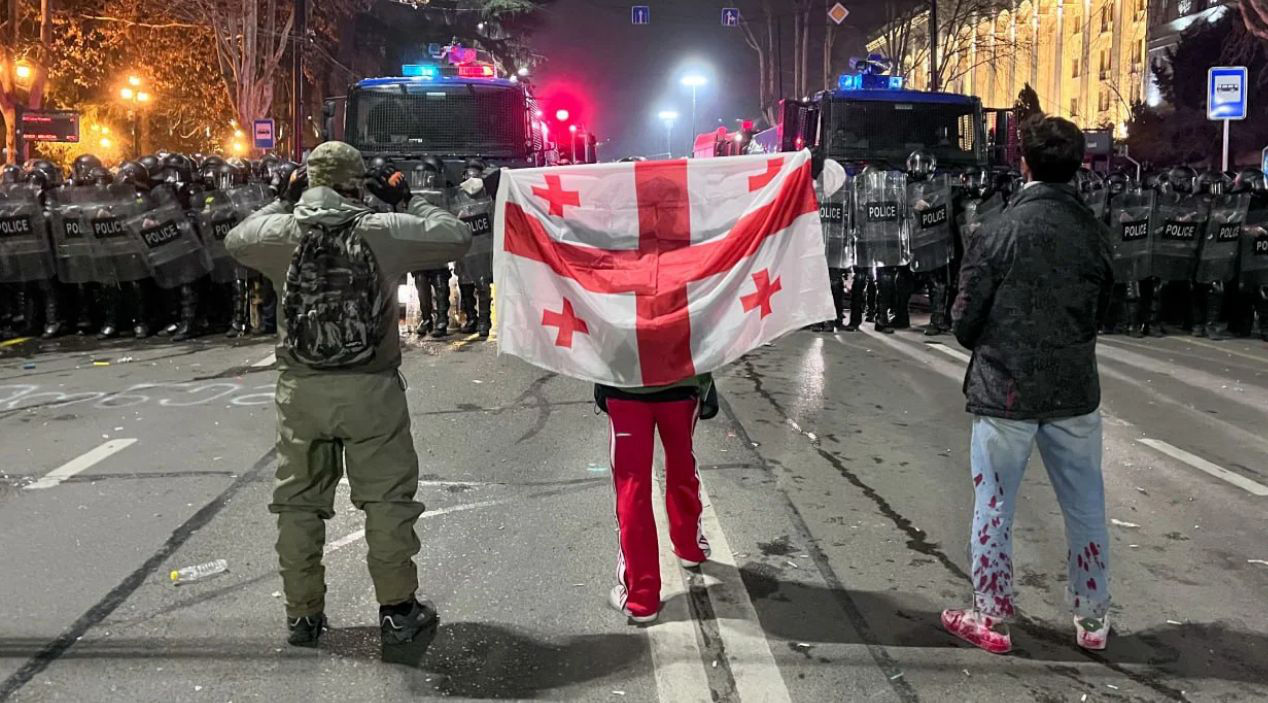 Протестующие в Грузии требуют отставки правительства.