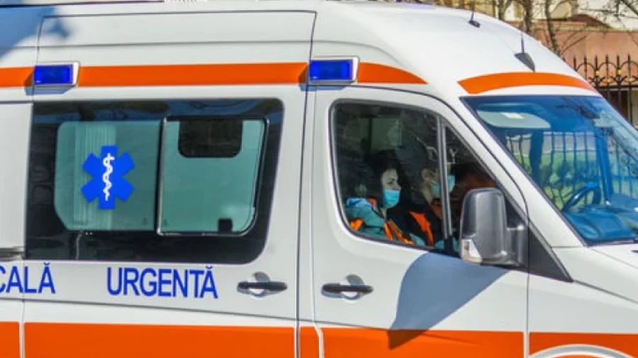 Молодой житель Рышкан получил удар током и скончался по пути в больницу.