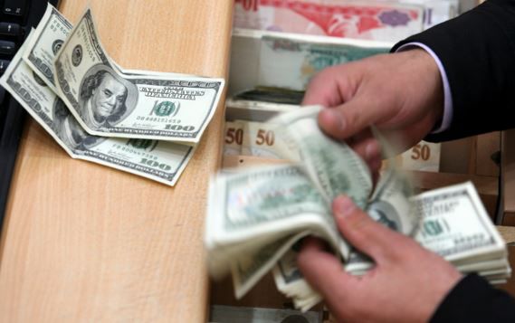 Dolarul s-a apreciat cu un ban, până la 19 lei şi 68 de bani.
