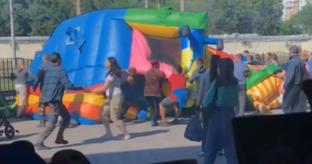 Момент взрыва батута с детьми в Барнауле попал на видео.