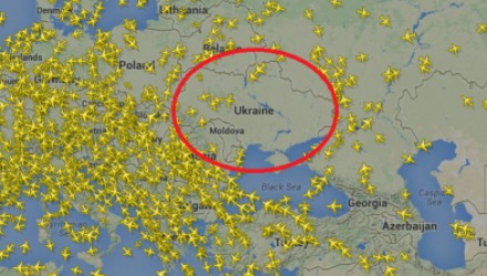 украинские власти закрыли все воздушные маршруты, проходящие через зону над Востоком страны.