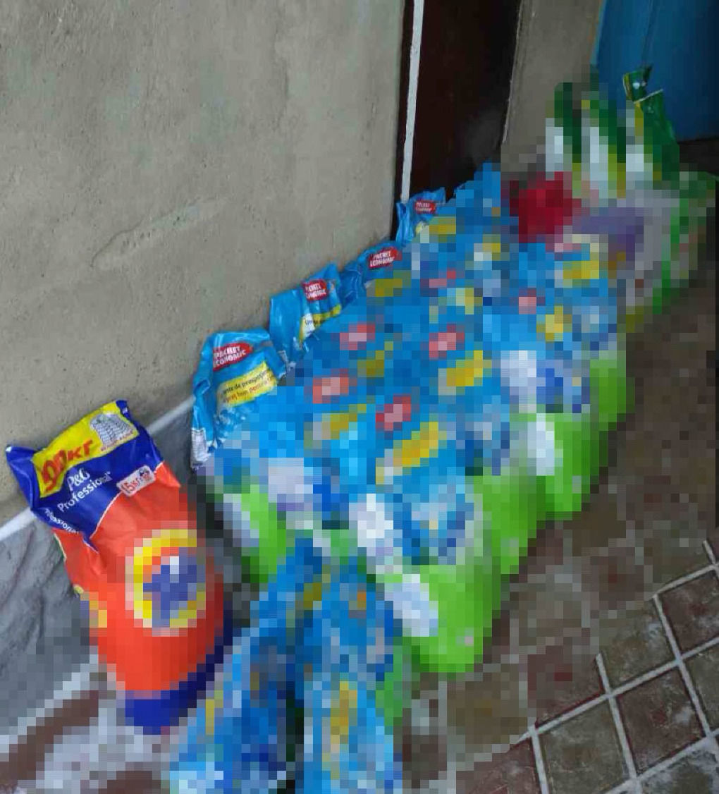 Saci cu produse de uz casnic și lăzi cu sticle de alcool, confiscate. Foto: igp.gov.md