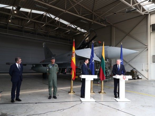 Пресс-конференцию премьера Испании на базе НАТО в Литве прервали из-за сигнала о тревоге.