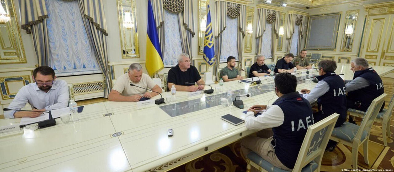 Украина пригласила ООН и МАГАТЭ после сообщений о "грязной бомбе".