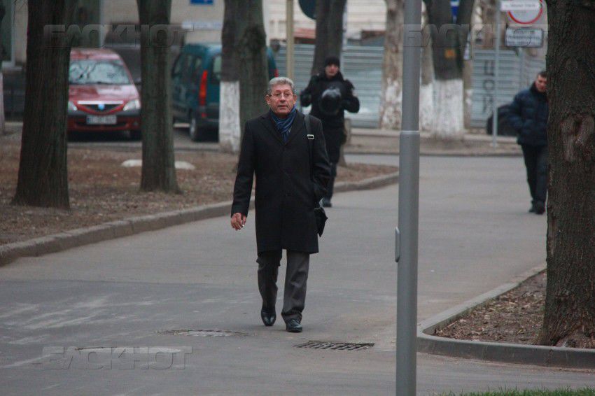 Политику не понравилось, что молодой человек делал его снимки.