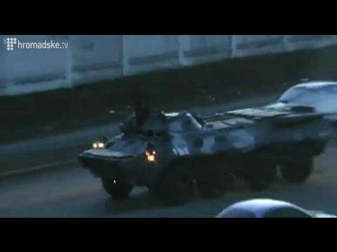 Бронетранспортеры движутся на улицу Институтскую.  Фото: скрин youtube