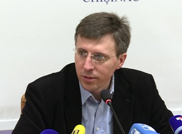 Dorin Chirtoaca a vorbit astazi, la sedinta Primariei, despre imaginile aparute pe internet cu cateva tinere care se dezbraca in biblioteca, pentru a fi filmate.