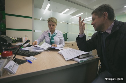 Отношения «начальник-подчиненный» довольно неоднозначны, и, когда сотрудники видят, что появился человек, который может как-то повлиять на начальство, они не упускают случая воспользоваться этой возможностью.