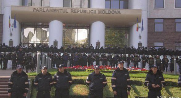 Nici protestatarii pro-europeni din Piața Marii Adunări Naționale, care au scandat lozinci inclusiv împotriva lui Vlad Filat, nu trăiesc senzația că s-ar fi făcut justiție.