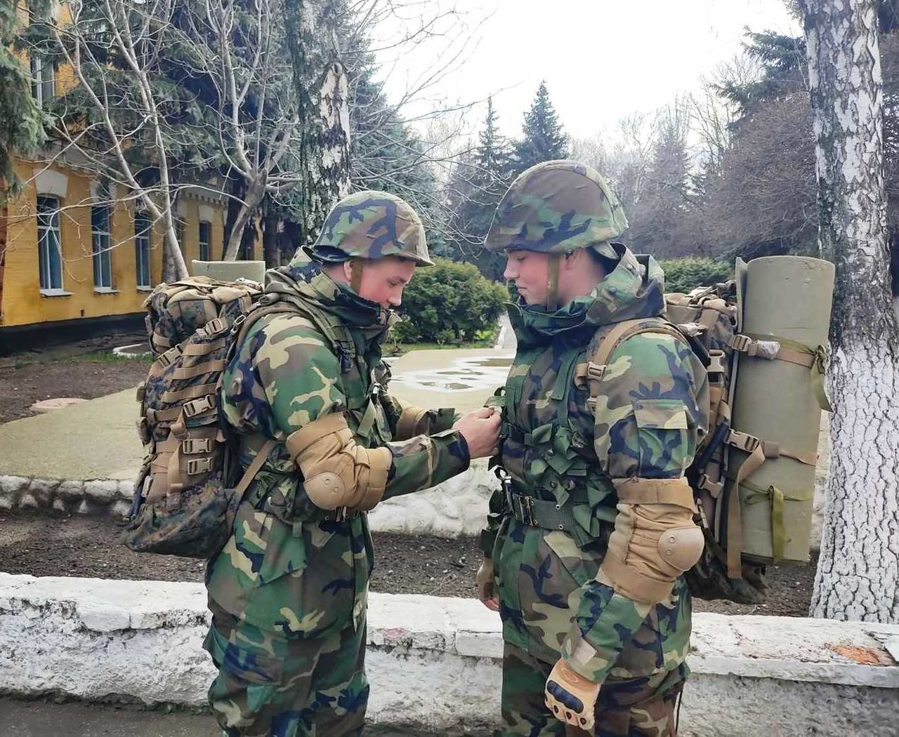 В Национальной армии Молдовы ведут военную службу шесть пар близнецов.