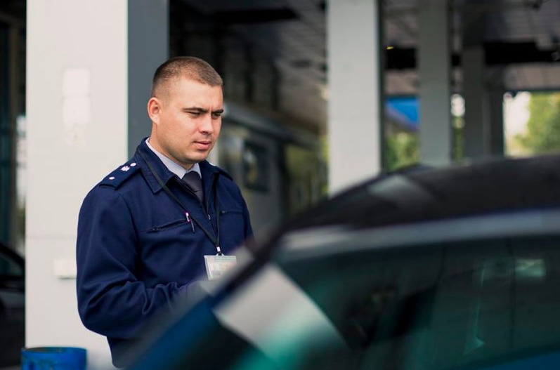 Пограничники выявили на таможне гражданина Беларуси с двумя поддельными документами.