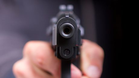 Cel puţin doi oameni au murit după ce un bărbat înarmat a deschis focul într-un tribunal din Milano.