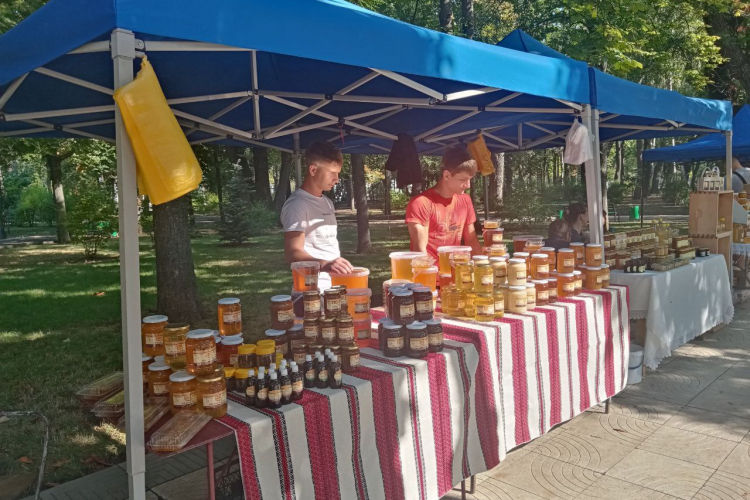 На ярмарке в столице можно купить настойку восковой моли, тыквенный мед .