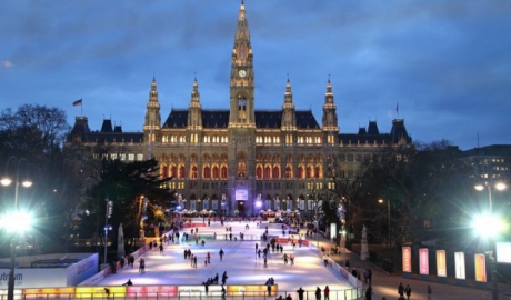 Un patinoar imens se deschide la Viena! Are peste 7000 de metri pătraţi, şi în loc să te învârţi monoton în cerc, poţi face la propriu o plimbare pe gheaţă.