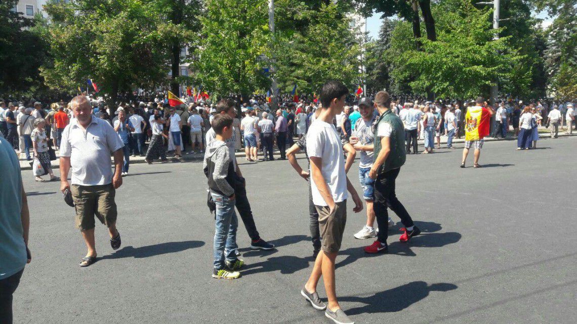 Pentru duminică, mai multe partide de opoziție au anunțat un protest fată de sistemul mixt de vot. 