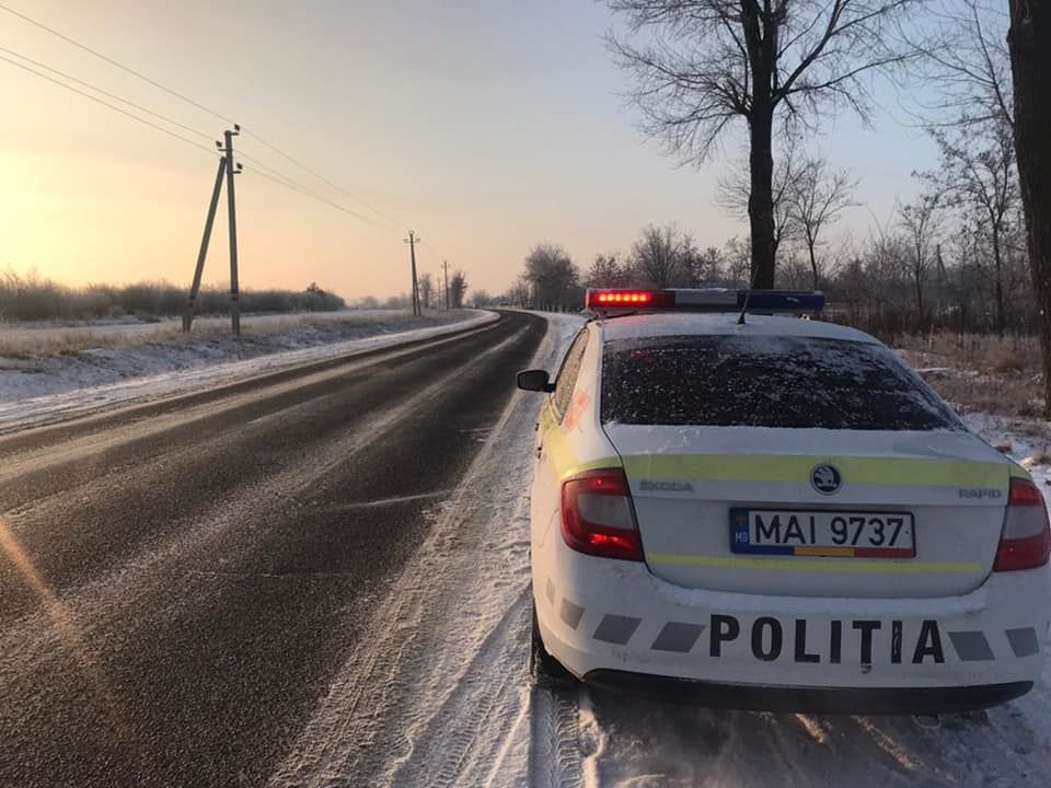 Более 150 патрульных следят за ситуацией на дорогах страны.