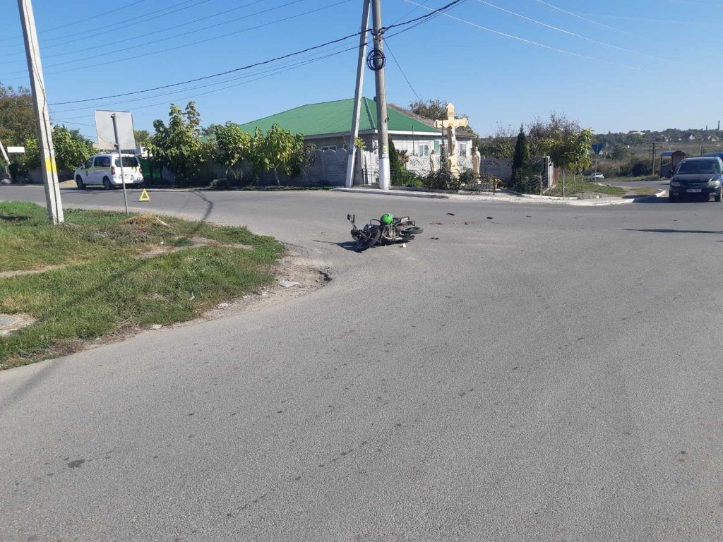 В городе Флорешты мотоциклист не уступил дорогу и врезался в микроавтобус.