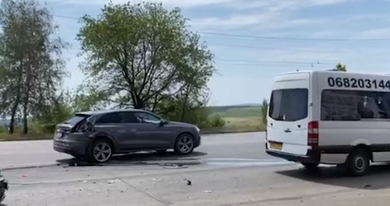 Грузовик врезался в машину, стоявшую на светофоре.