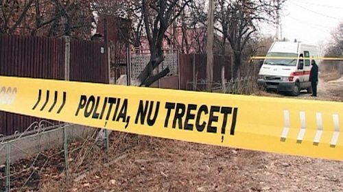 Potrivit oamenilor legii, bărbatul ar fi murit în urma mai multor lovituri în regiunea capului, dar cauza exactă a decesului urmează să fie stabilită în urma unei expertize medico-legale.
