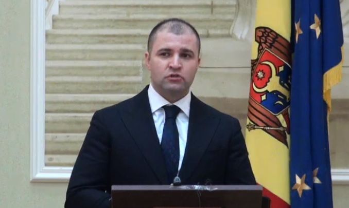 Представляющий Демпартию министр юстиции Владимир Чиботарь.