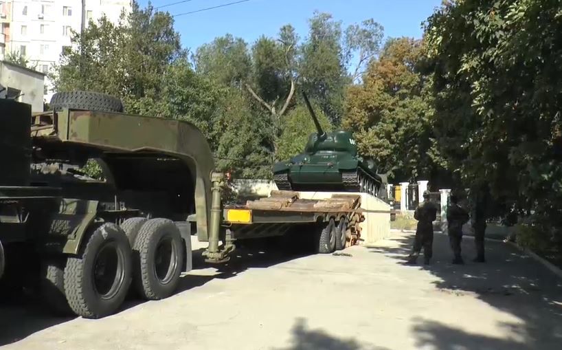 Prin coincidență, tancul a fost transportat de un vehicol de tracțiune de producție americană.
