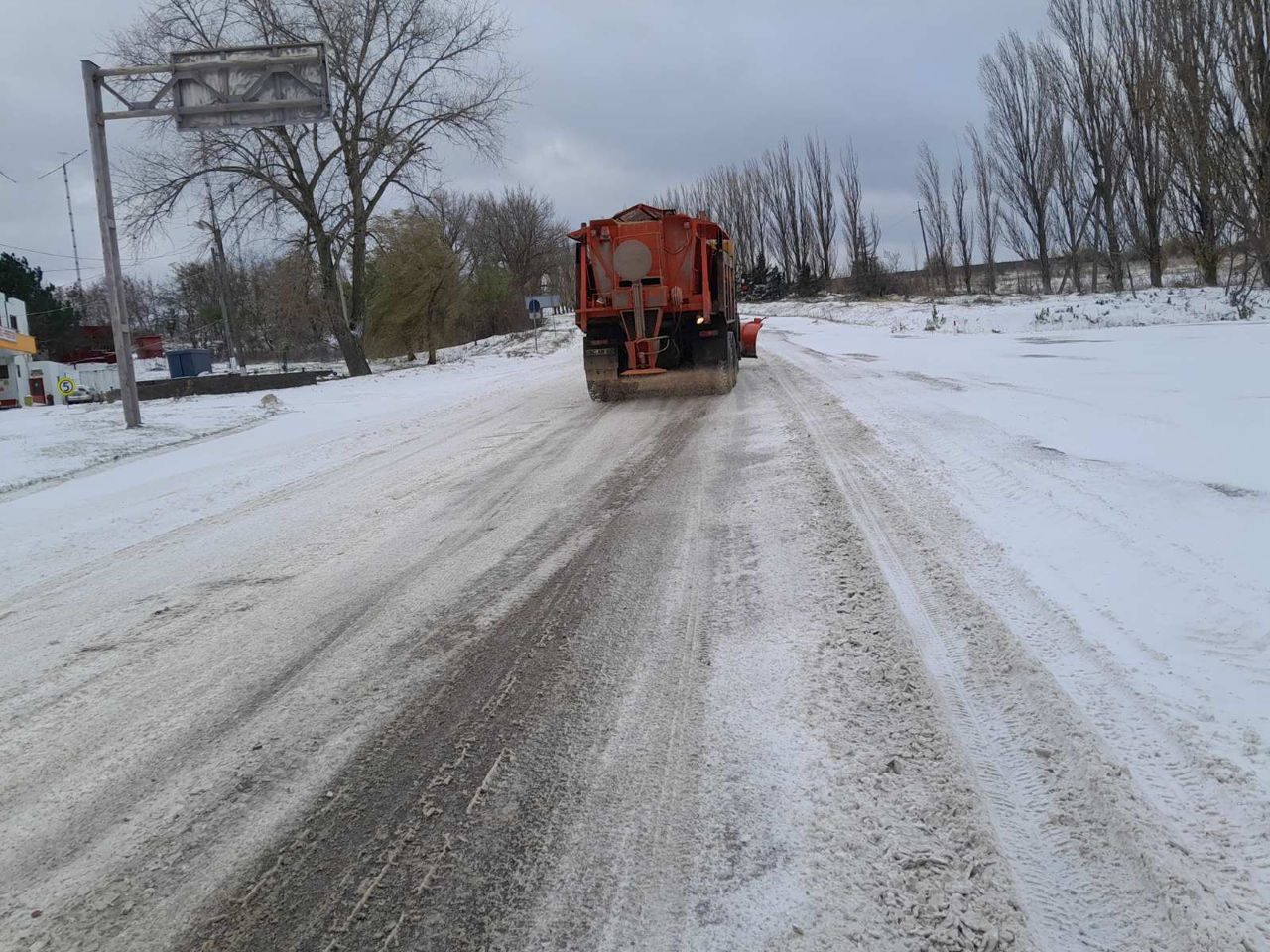 За сутки на дорогах Молдовы рассыпали почти 900 тонн противогололедной смеси.
