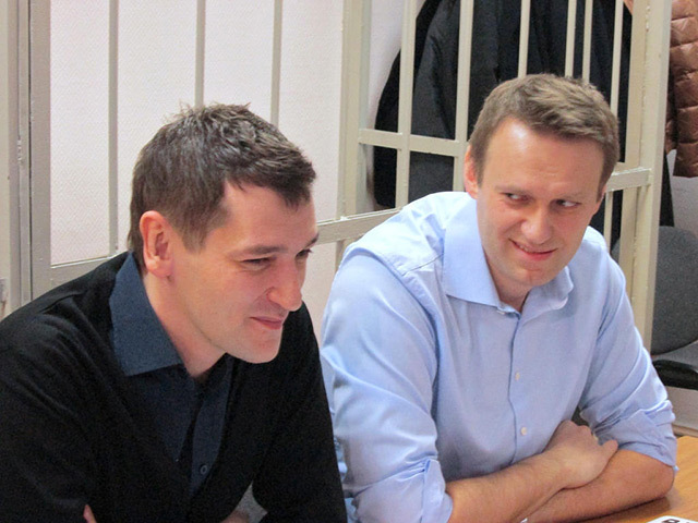 Братья Навальные обвиняются в мошенничестве в особо крупном размере и легализации денежных средств.